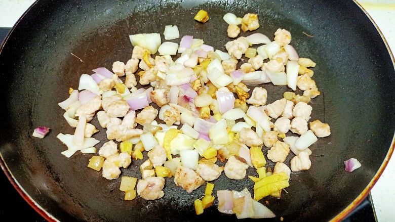 酸豆角炒肉末,放入洋葱和姜末