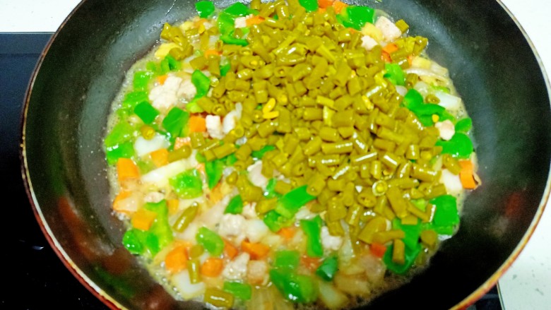 酸豆角炒肉末,放入酸豆角