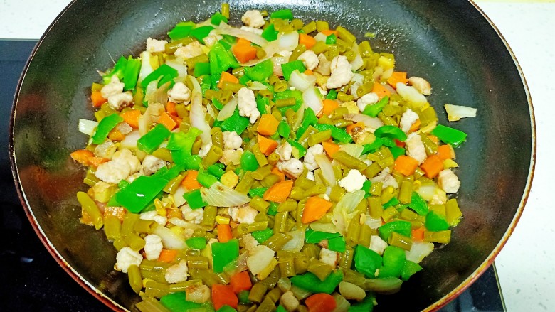 酸豆角炒肉末,放入<a style='color:red;display:inline-block;' href='/shicai/ 756'>鸡精</a>