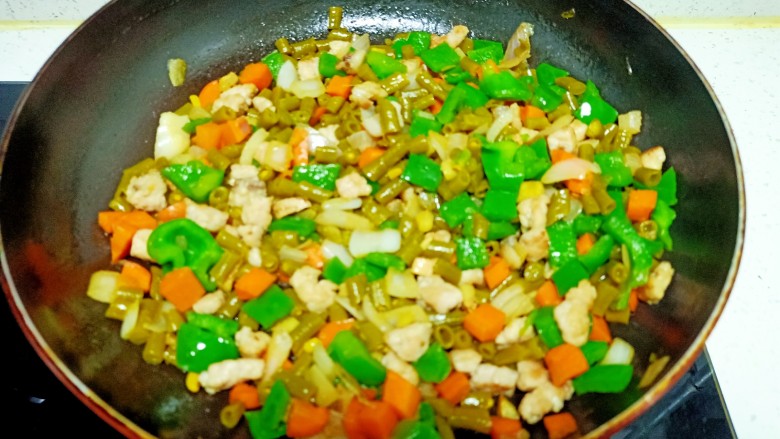 酸豆角炒肉末,翻炒均匀