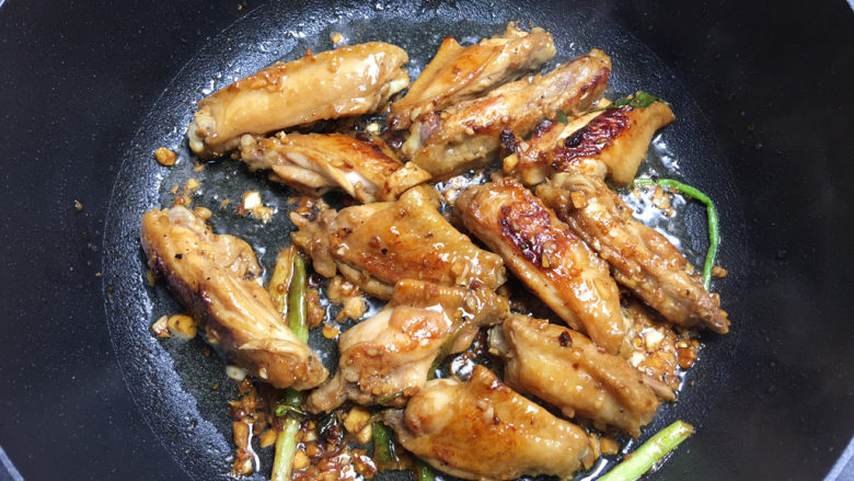 蒜香鸡翅,煎至金黄色,把腌制的大蒜末全部放入煎香就可以了