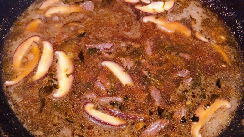雪菜肉丝面,添加适量清水电话烧开放入盐和<a style='color:red;display:inline-block;' href='/shicai/ 717'>味精</a>调味均匀即可