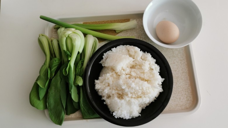 青菜炒饭,食材准备好了。