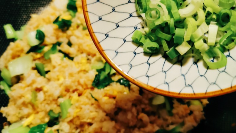 青菜炒饭,倒入另一半的葱花增香,翻拌均匀。