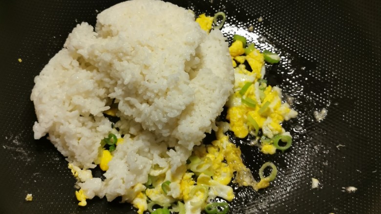 青菜炒饭,放入米饭,翻炒打散。
