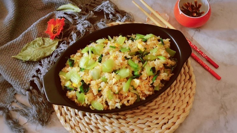 青菜炒饭,出锅装盘食用。