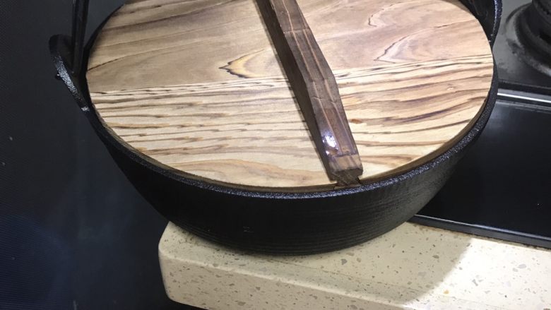 铁锅啫啫鸡,这个铁锅超实用,可以炖、煮。用多了现在变成不粘锅了🤗