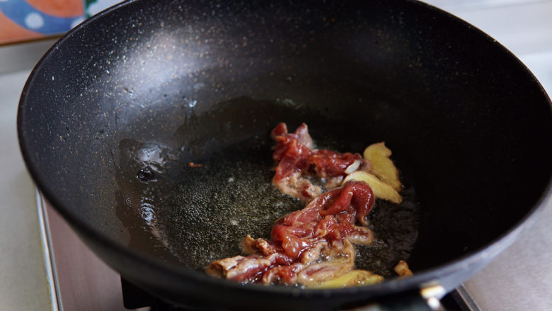 茭白木耳炒肉,加入腌制好的肉片,翻炒至变色。