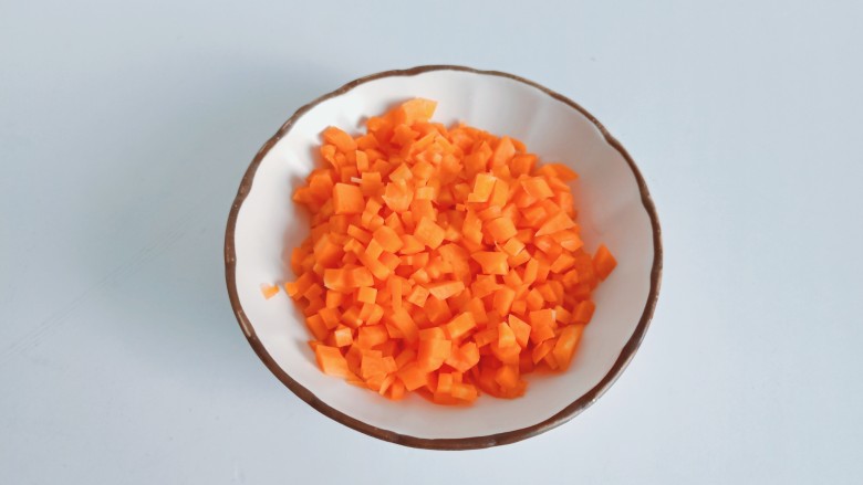 耳光炒饭,<a style='color:red;display:inline-block;' href='/shicai/ 25'>胡萝卜</a>削皮切成长条,再切成小丁。