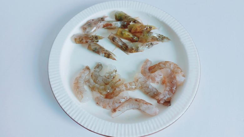 耳光炒饭,虾壳可以从虾的第三节开始剥,可以借助叉子来剥虾壳,非常省事。