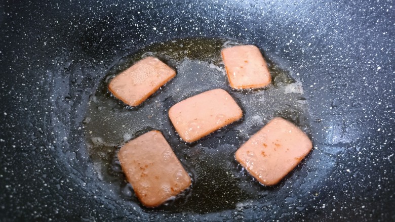 耳光炒饭,热锅热油放午餐肉煎一下盛盘。