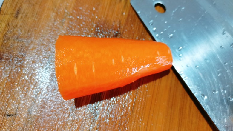 耳光炒饭,再把<a style='color:red;display:inline-block;' href='/shicai/ 25'>胡萝卜</a>削皮,清洗干净