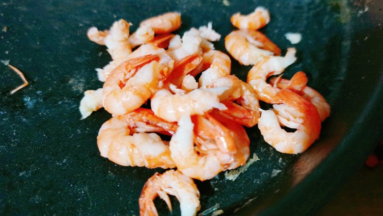 耳光炒饭,虾子焯水后把头切出来,再把肉剥出来