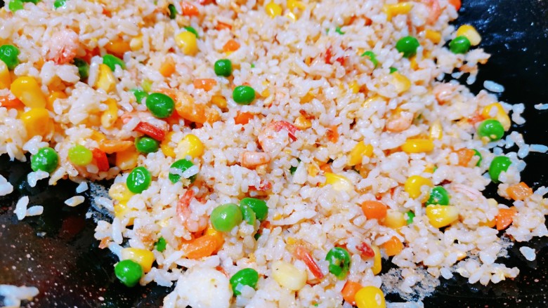耳光炒饭,最后倒入米饭,大火快炒