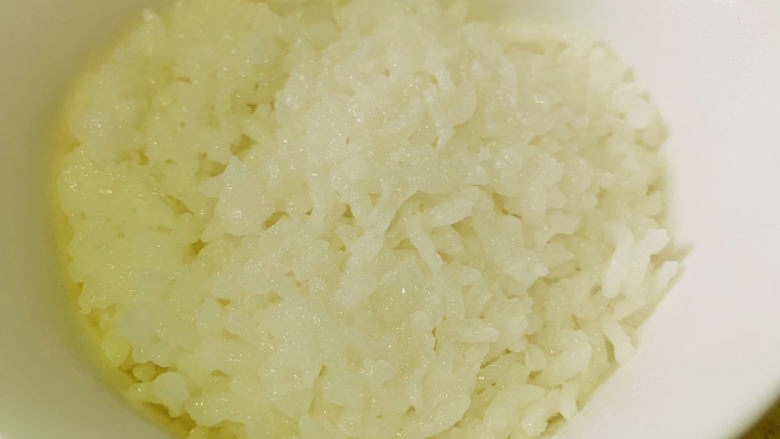 咖喱鸡肉焗饭,准备白米饭,装入碗里,压实