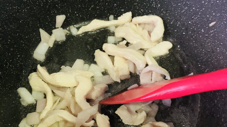 咖喱鸡肉焗饭,大火,快速翻炒