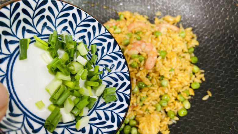 耳光炒饭,放入葱花翻炒均匀即可食用