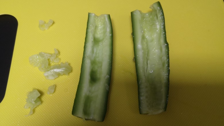 糖醋莲藕,一切开,把中间籽去掉切小丁(黄瓜易出水,去除减少水份)