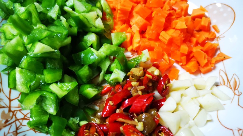 酸豆角炒鸡蛋,<a style='color:red;display:inline-block;' href='/shicai/ 25'>胡萝卜</a>,蒜瓣也切末备用