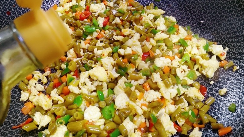 酸豆角炒鸡蛋,加适量<a style='color:red;display:inline-block;' href='/shicai/ 788'>生抽</a>提鲜上色,关火出锅