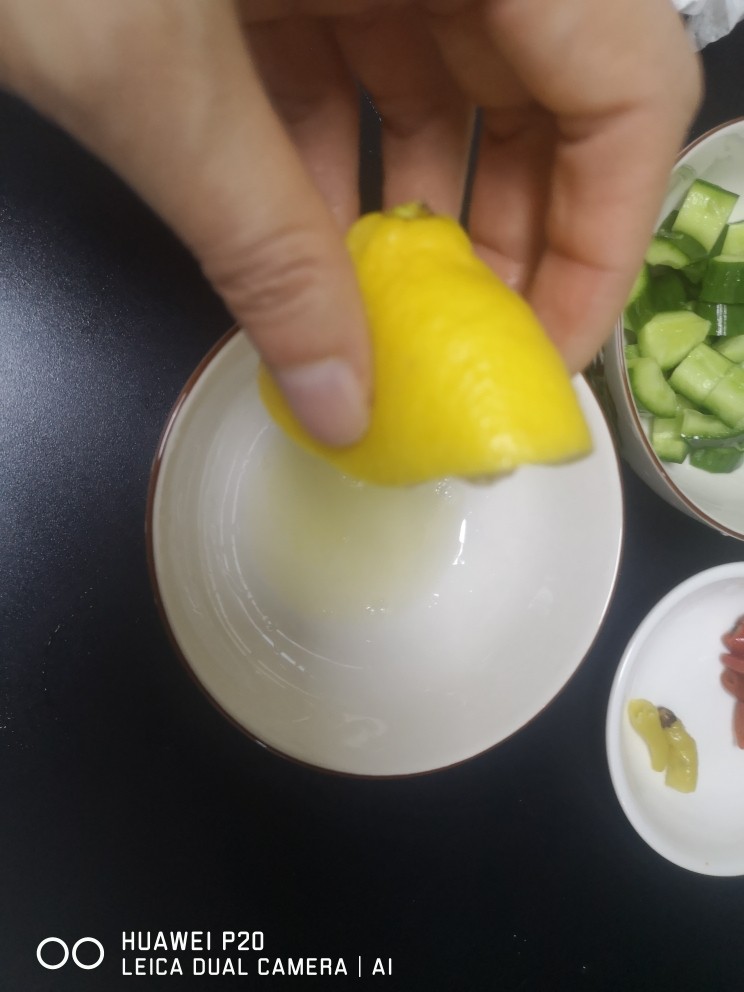 糖醋莲藕,柠檬挤出汁,去除杂物
