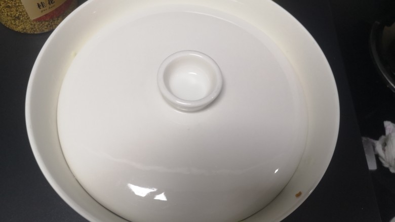 糖醋莲藕,稍微腌一会入味(腌制中可烧其它菜)。也可放保鲜盒冰箱冷藏一夜,早餐配粥很不错