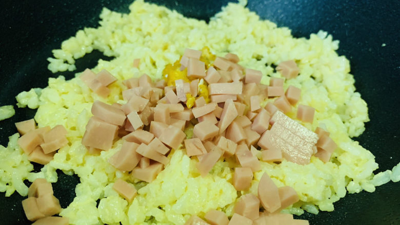 耳光炒饭,加午餐肉丁;