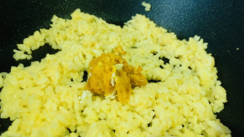耳光炒饭,米饭炒出香味,加咸蛋黄;