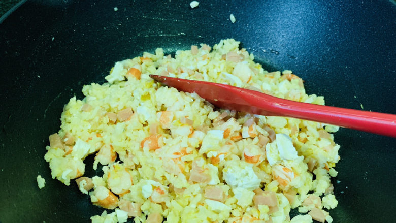 耳光炒饭,中火不断翻炒,直到有“啪啪”的米饭跳动响声;