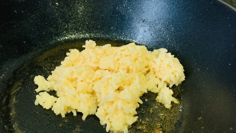 耳光炒饭,将蛋液包裹的米饭,倒入虾油中