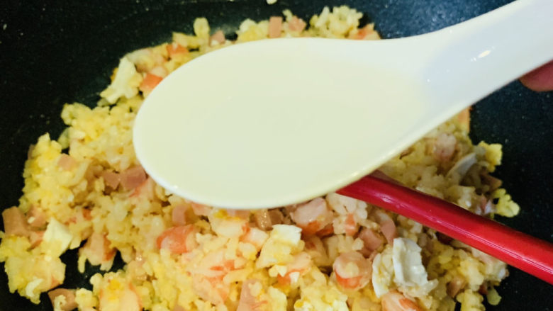耳光炒饭,加<a style='color:red;display:inline-block;' href='/shicai/ 900'>白酒</a>,炝香;