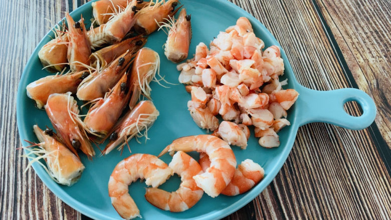 耳光炒饭,剥虾壳,去虾线,留几只做造型用的虾,其他切碎,虾头留着待用;