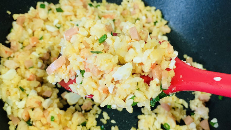耳光炒饭,快速翻炒,可以盛碗里,用模具摆出心型;