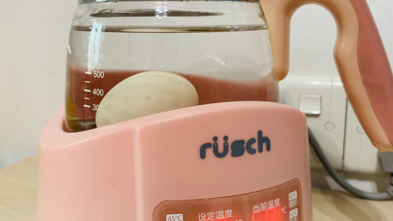耳光炒饭,在准备炒饭食材的时候,就可以提前用恒温水壶,调68度煮“温泉蛋”;