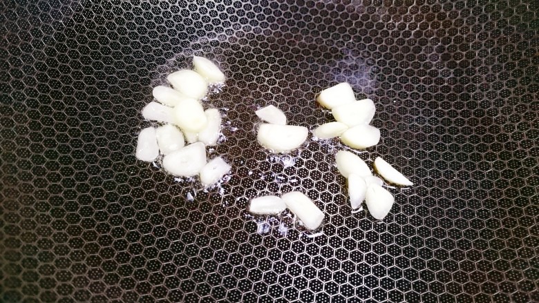 清炒茭白,先爆香蒜片