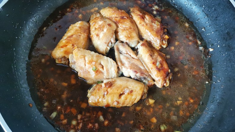 蒜香鸡翅,加入温水没过鸡翅三分之一，大火烧开