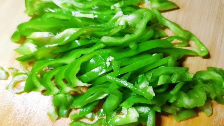 茭白木耳炒肉,<a style='color:red;display:inline-block;' href='/shicai/ 61'>青椒</a>去蒂洗净切丝备用