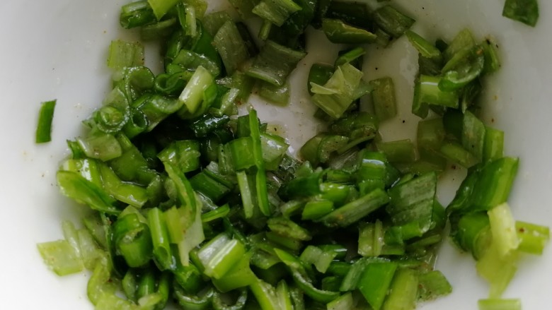 饺子皮葱油饼,放入切好的葱花,拌匀。