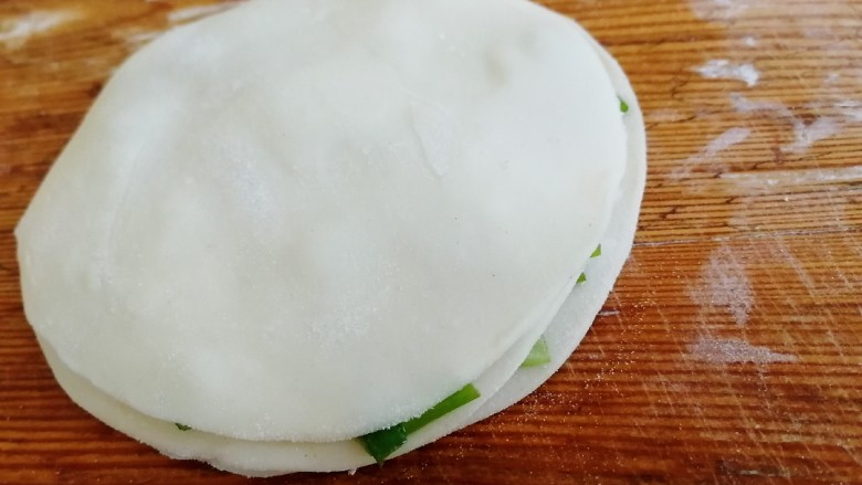 饺子皮葱油饼,三张一个饼,把没有抹油的面皮放在最上面。
