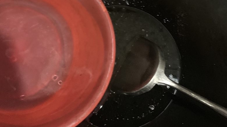 重糖版-本帮红烧肉,加入配料里的水份,有黄酒更好,用黄酒就可以一次性代替水和料酒。