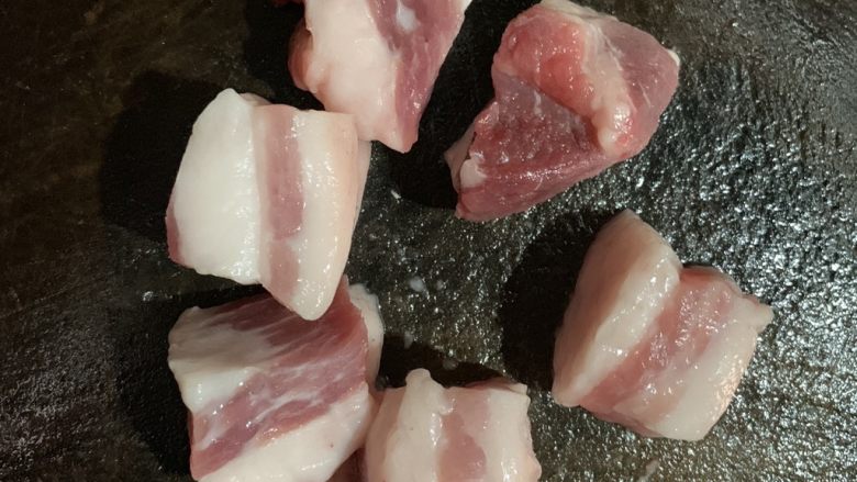 重糖版-本帮红烧肉,切块备用,不要切小片就行。