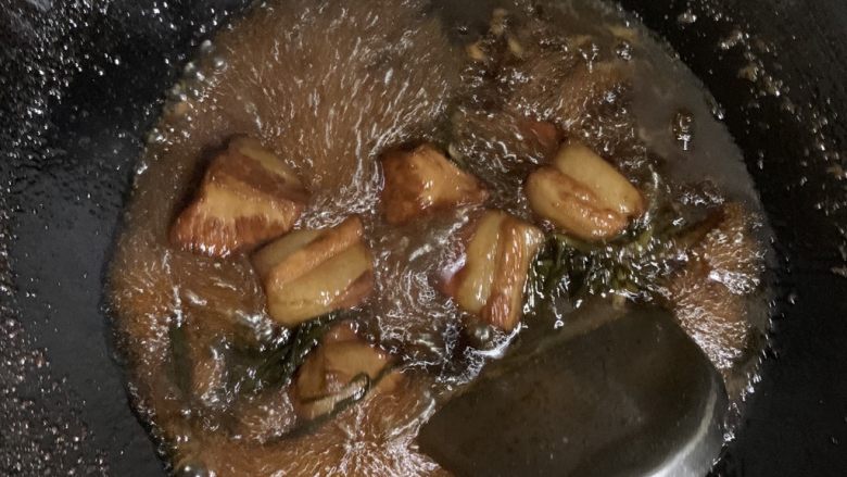重糖版-本帮红烧肉,慢慢炒出糖色,直到自己满意的糖色。