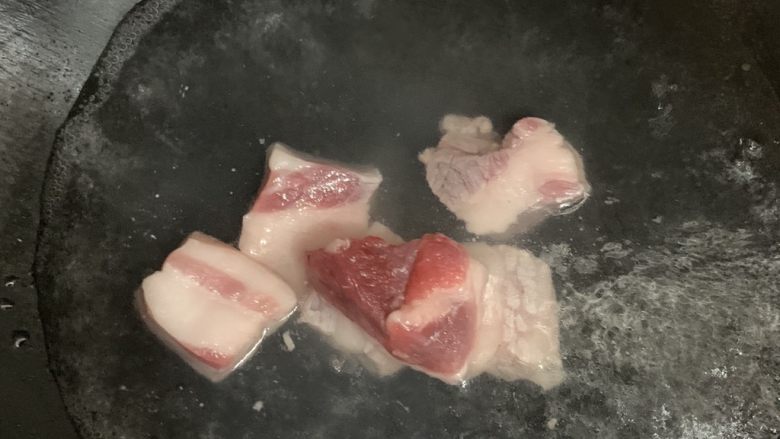 重糖版-本帮红烧肉,放入肉块汆水。冻肉还是焯水一下比较好,鲜肉可以略过这步,直接下锅用油煎至金黄。