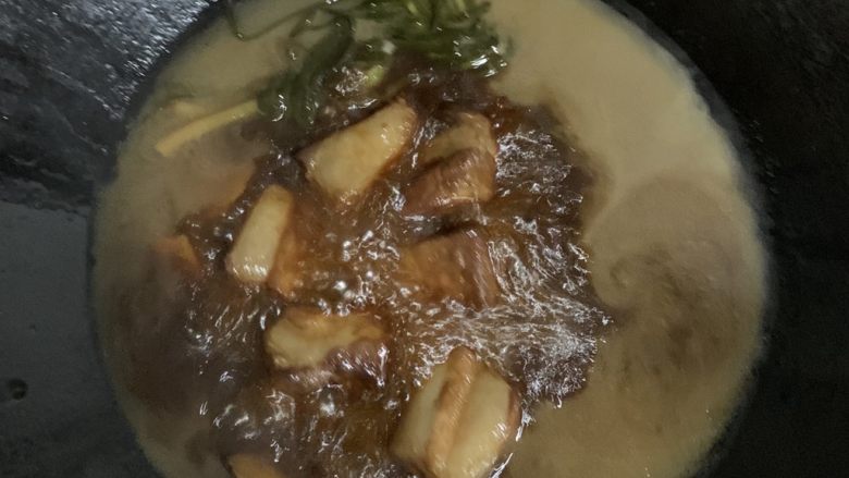 重糖版-本帮红烧肉,水开后转小火煮1小时。