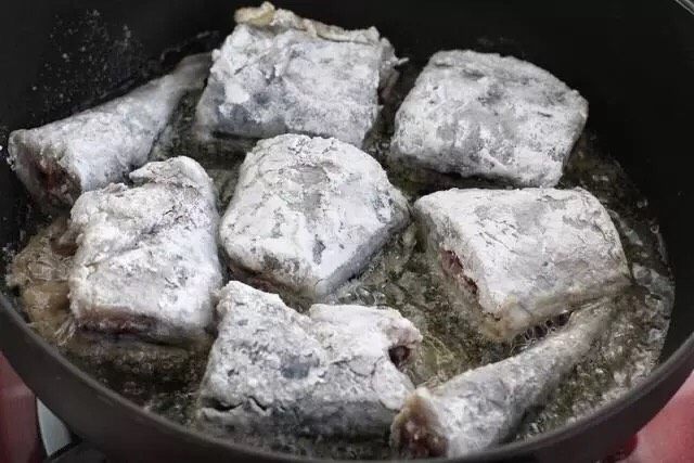红烧鱼块,锅中倒适量食用油烧热后放入鲅鱼段小火煎制,先不要着急翻动,待表皮变硬定型后再翻到另外一面煎制,注意要小火慢煎,有点耐心。