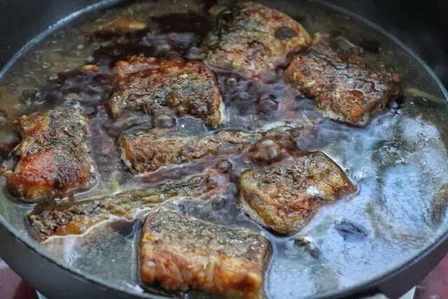 红烧鱼块,然后添入热水与锅中食材持平,大火煮开后改中小火炖煮10-15分钟。