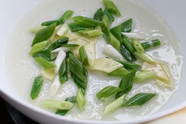 红烧虾,锅中倒适量食用油烧至五成热,放入葱段和姜片小火炒出香味