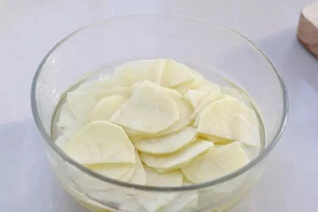 青椒土豆片,将土豆去皮切成片状,用流动水冲洗两遍去除表面淀粉,再放入水中浸泡备用。