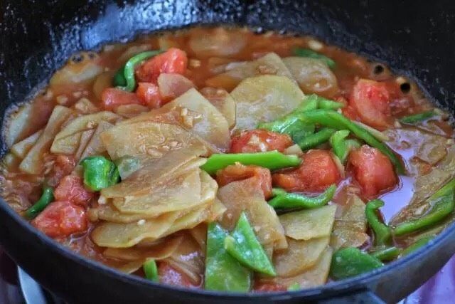 青椒土豆片,炒至青椒断生，如果觉得口味偏淡可以酌情加入盐，翻炒均匀关火即可。