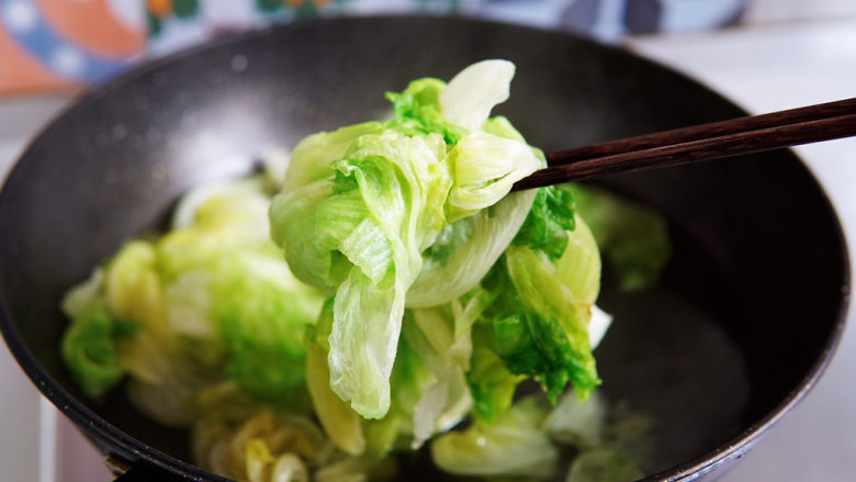 蒜蓉生菜,生菜焯烫至变的微微透明状、打蔫，捞出沥干水份。